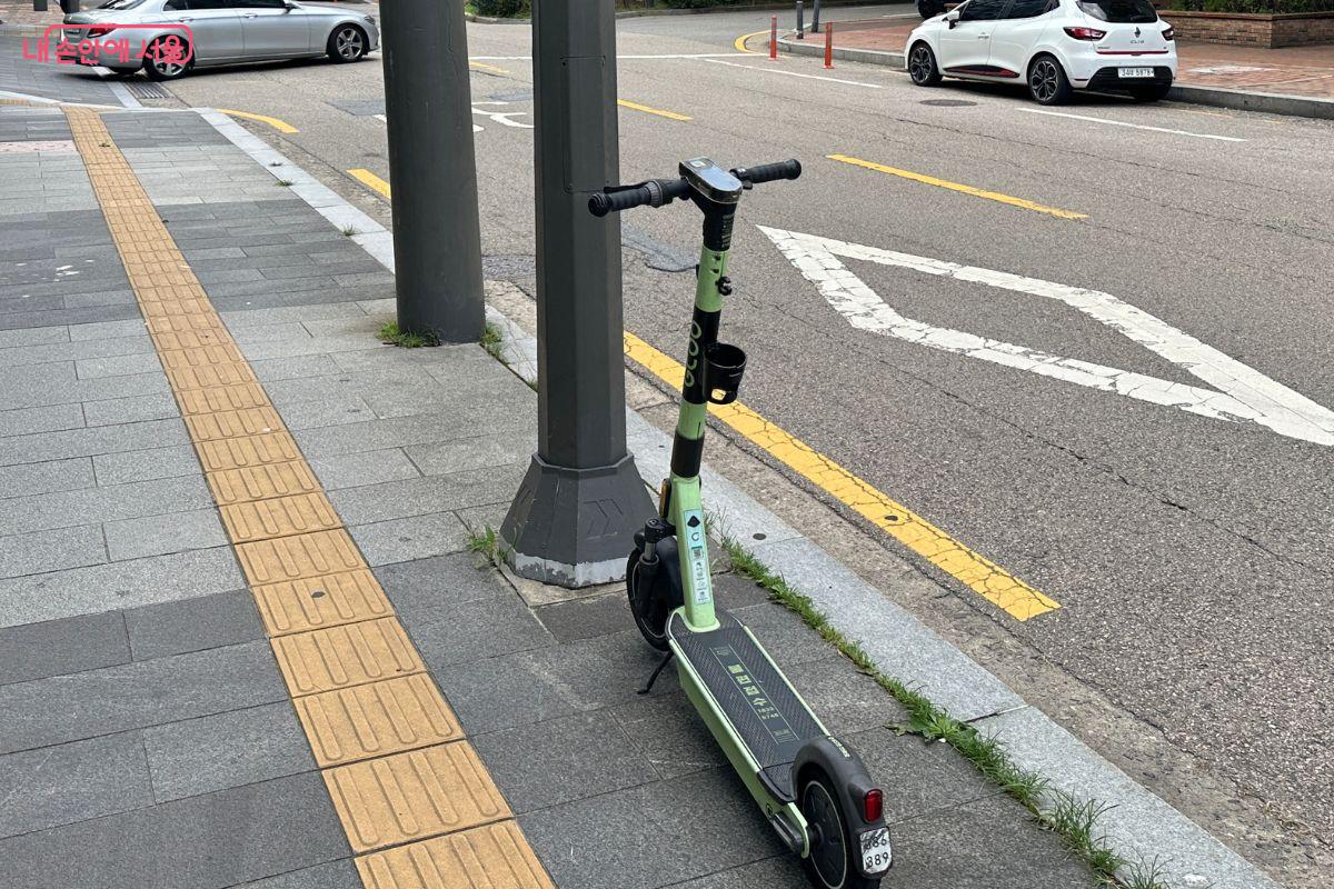 전동킥보드 주차 문제로 업체들에게만 책임이 커지는 것도 아쉽다. ©김재형