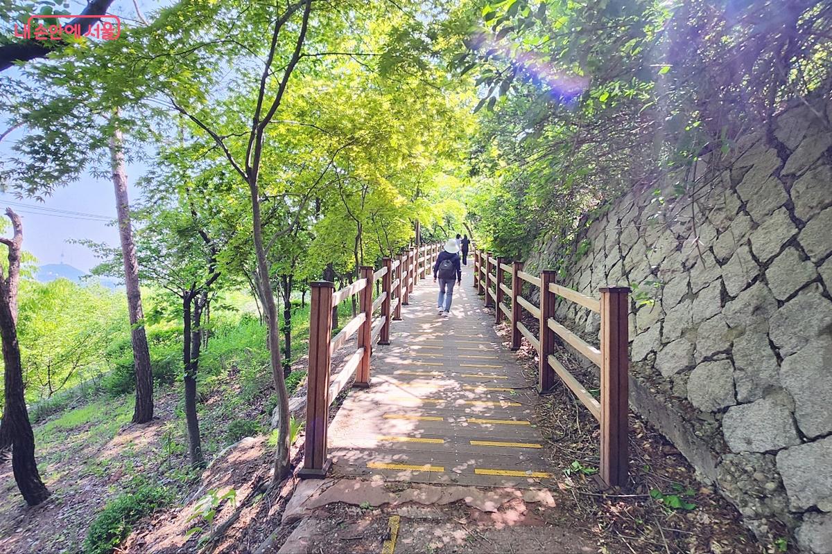 인왕산 둘레길의 나무데크 ⓒ박은영
