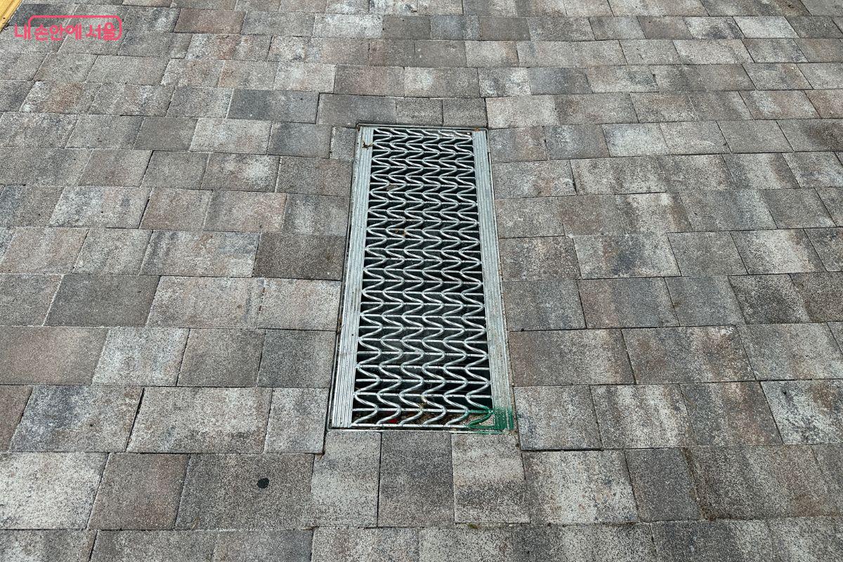 비로 인한 피해를 줄이기 위해 배수구가 잘 정비돼 있다. ©김재형