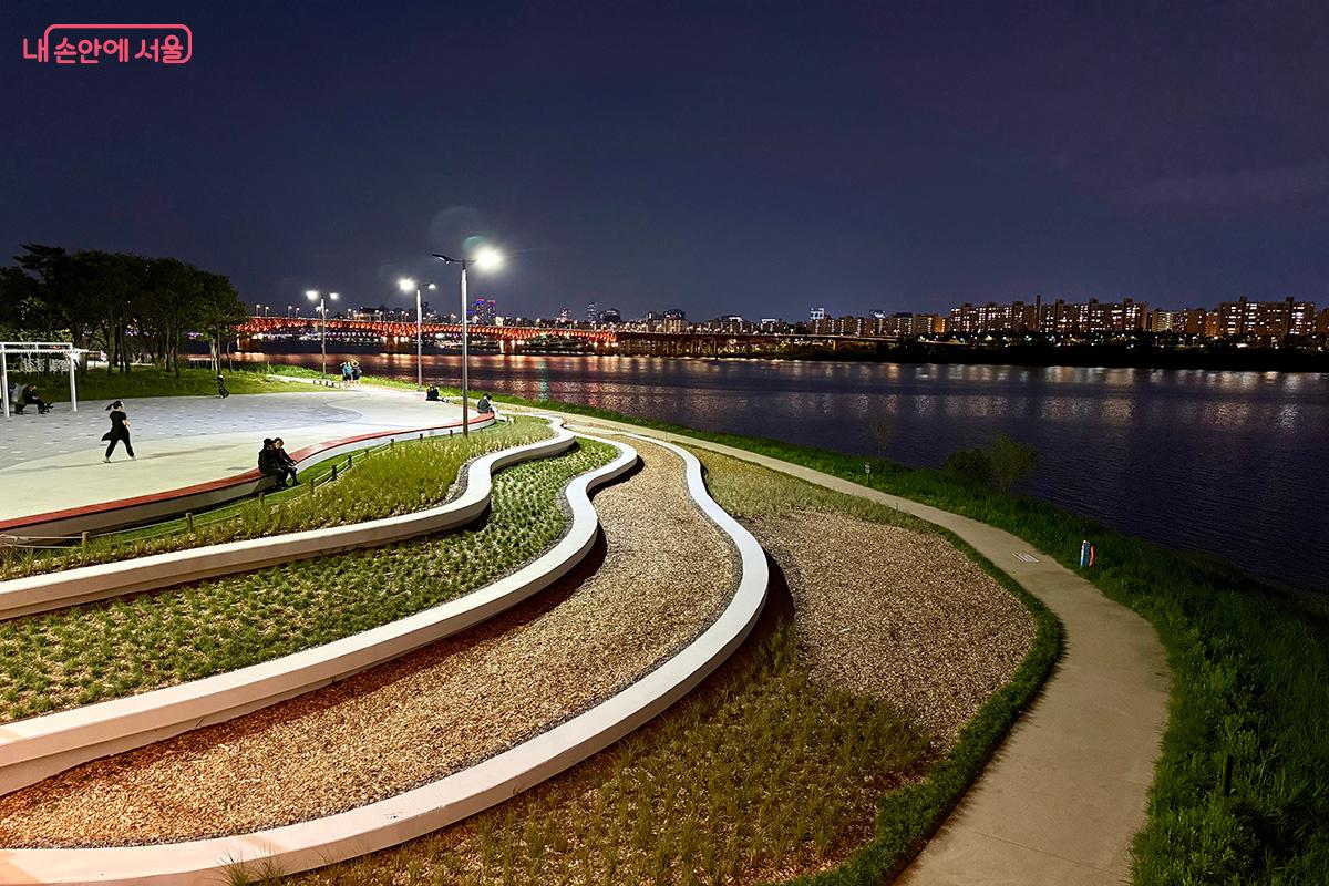 광장 아래로 계단형 화단이 조성되어 있다. ©김미정