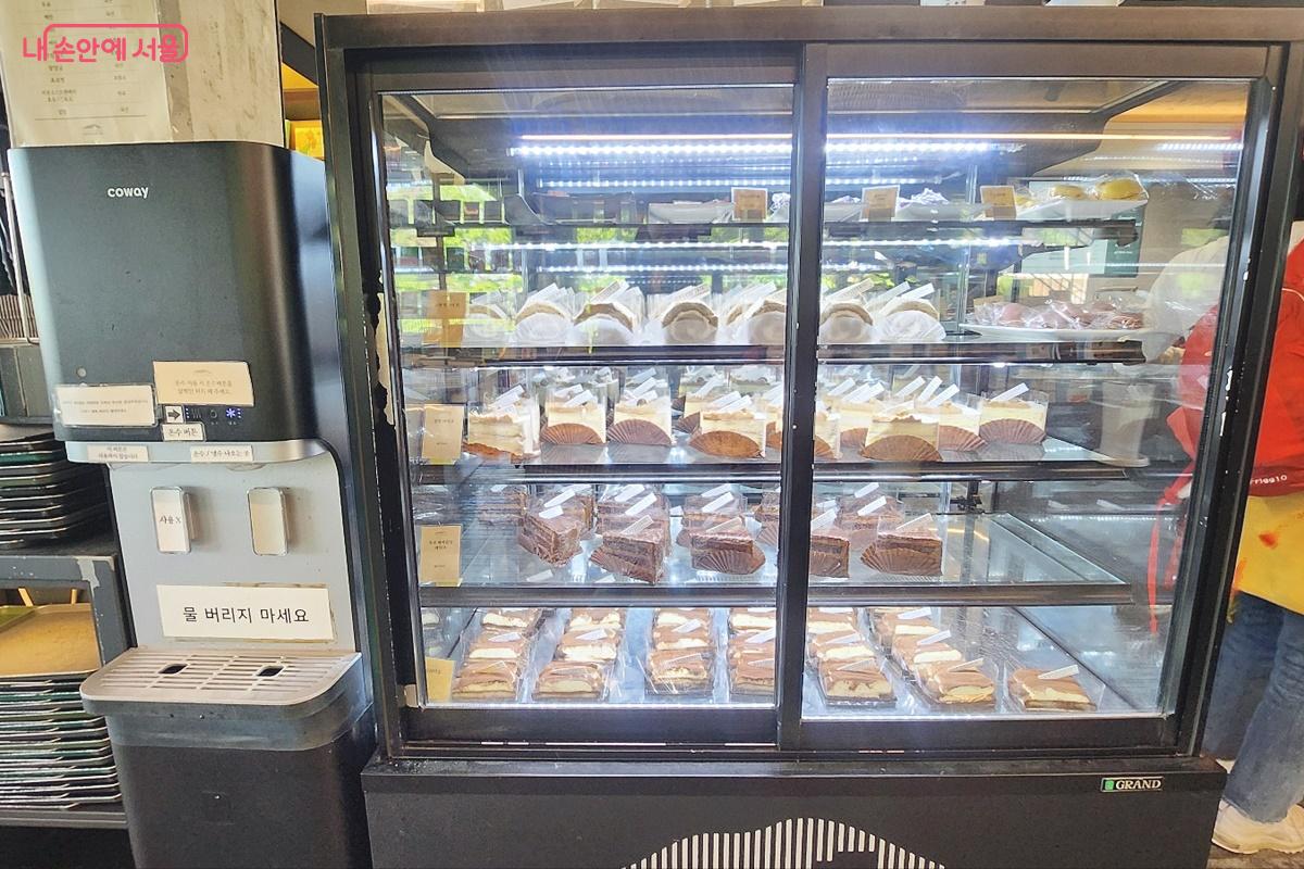 초소책방은 카페로도 유명해 차와 빵을 즐길 수 있다. ⓒ박은영