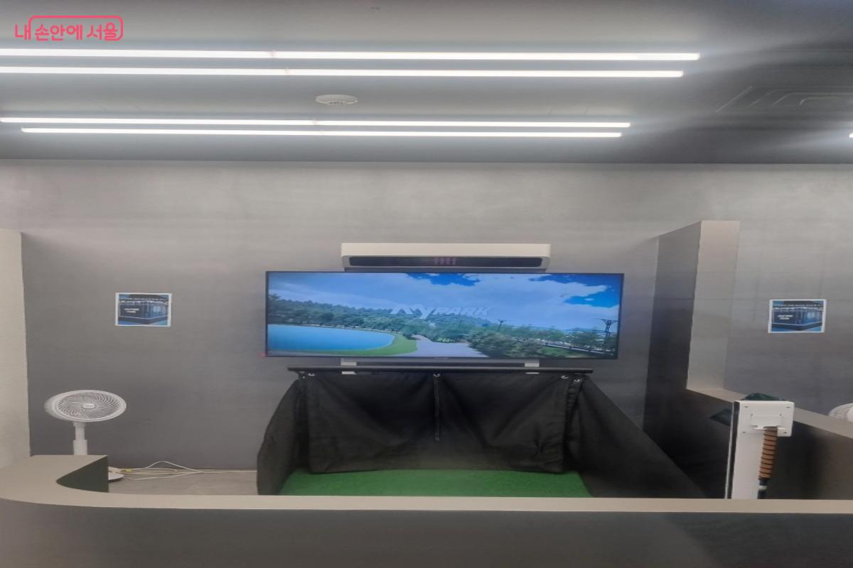파크골프의 타격감을 정밀하게 반영한 시스템이 도입되어 있는 스마트 운동존 ©김윤경