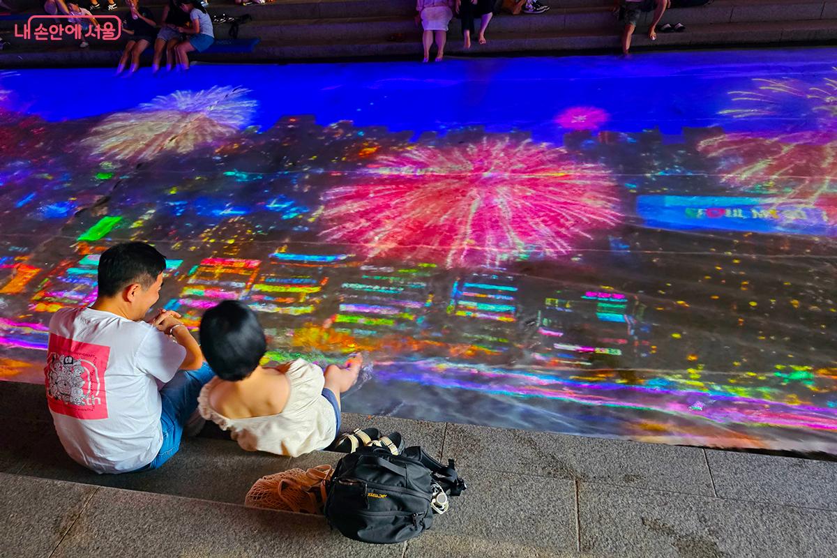 &lsquo;서울랜드마크&rsquo;는 서울의 역동적인 밤 풍경을 배경으로 화려한 볼거리를 영상에 녹여냈다. &copy;백승훈