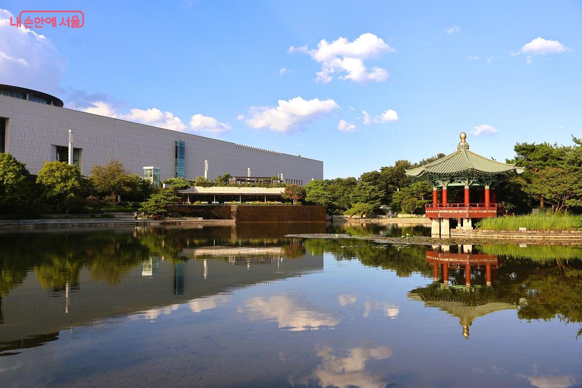  현대식 박물관 건물, 전통의 청자정, 자연의 거울못 조화가 환상적이다. ©이봉덕