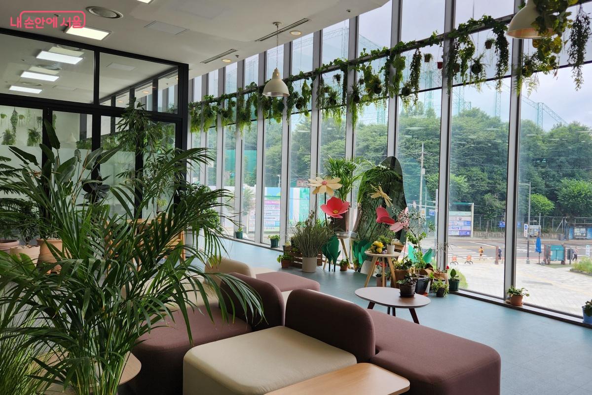 창가에 마련된 의자에 앉아 잠시 여유로운 시간을 보내본다. ©김미선