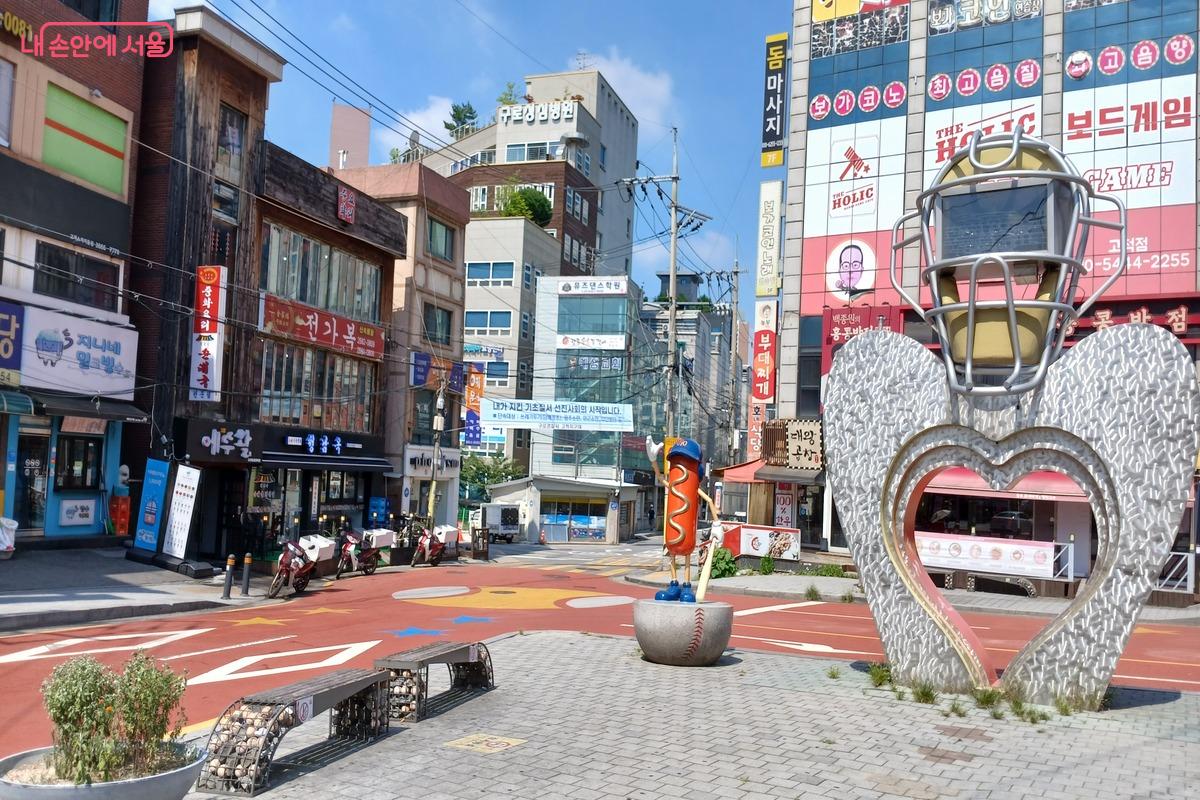 야구 관련 조형물과 함께 쉴 수 있는 공간이 마련되어 있다. &copy;유지민