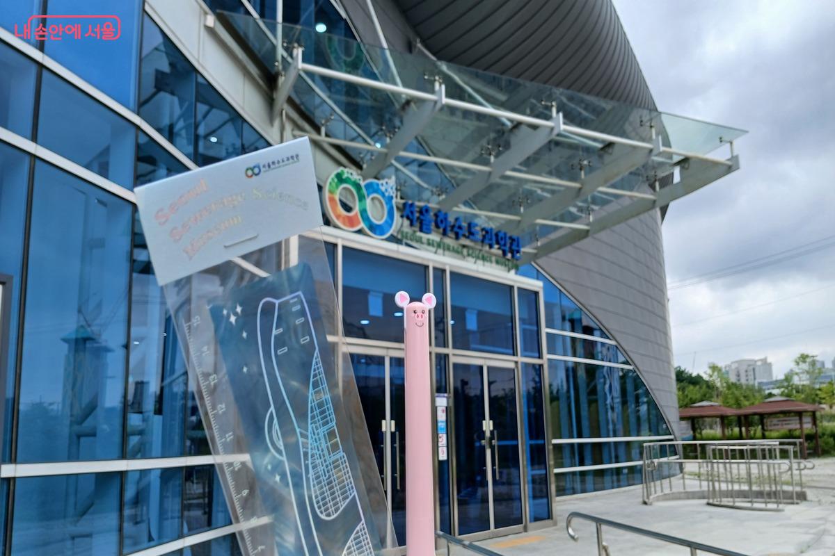 스탬프와 만족도 조사 참여로 받게 된 자와 돼지모양 두색 볼펜 &copy;유지민