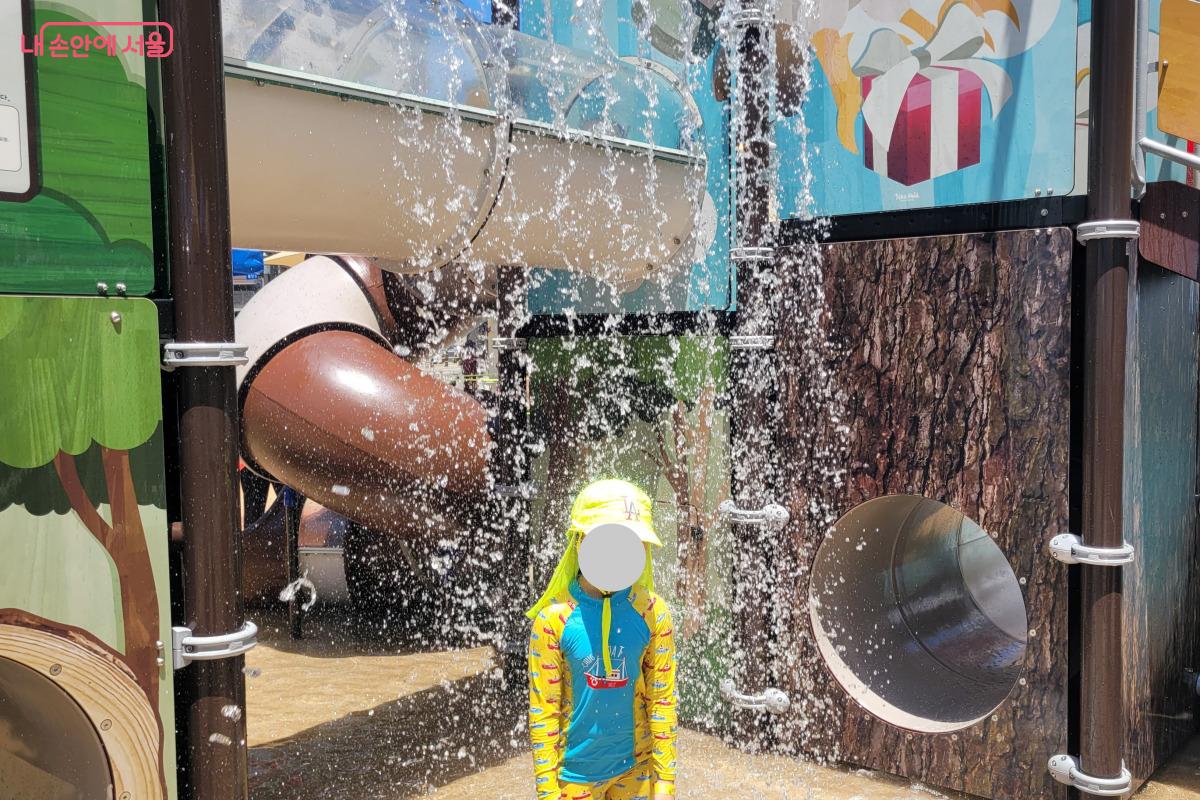 놀이터 곳곳에서 떨어지는 물줄기를 맞을 수 있어 아이들은 더위를 잊은 채 신나 했다. ©김민지