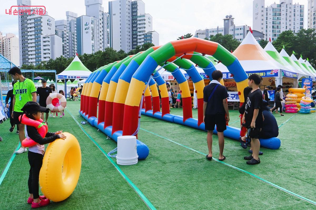 어린이 뿐만 아니라 청소년들도 친구들과 함께 놀러 왔다.