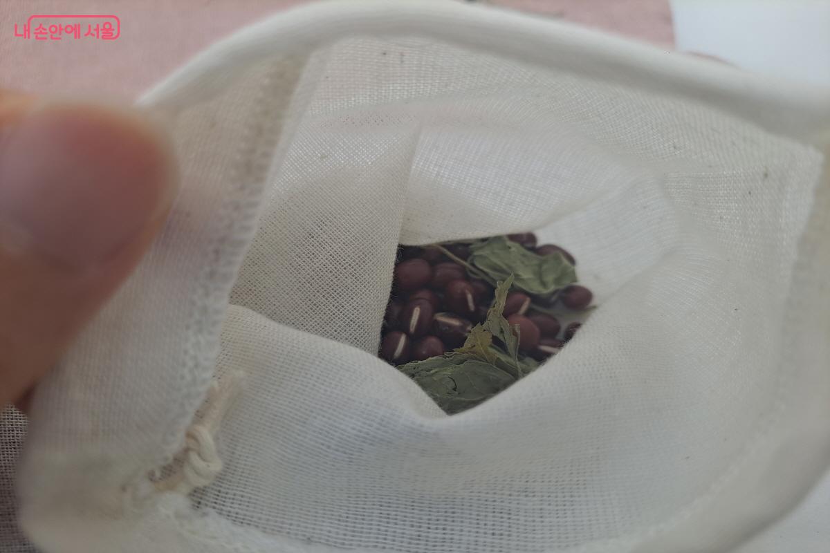 주머니 안에 원하는 한방 재료를 넣으면 된다. ⓒ이영섭