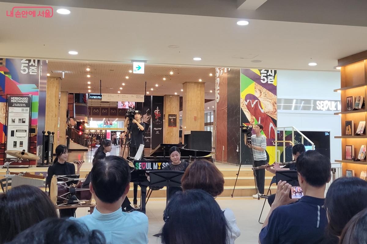 연주자와 음악을 즐기는 시민들의 모습 &copy;홍준서