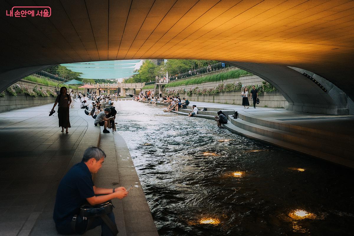 더위를 피해 모전교 아래에서 쉬어가는 시민들 ©김아름