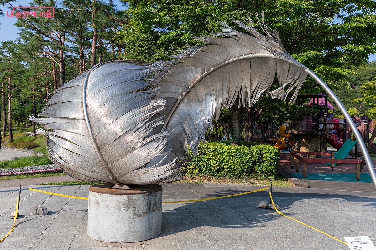 조진규 작가의 <깃털 뽀죽씨 24_01> ©문청야