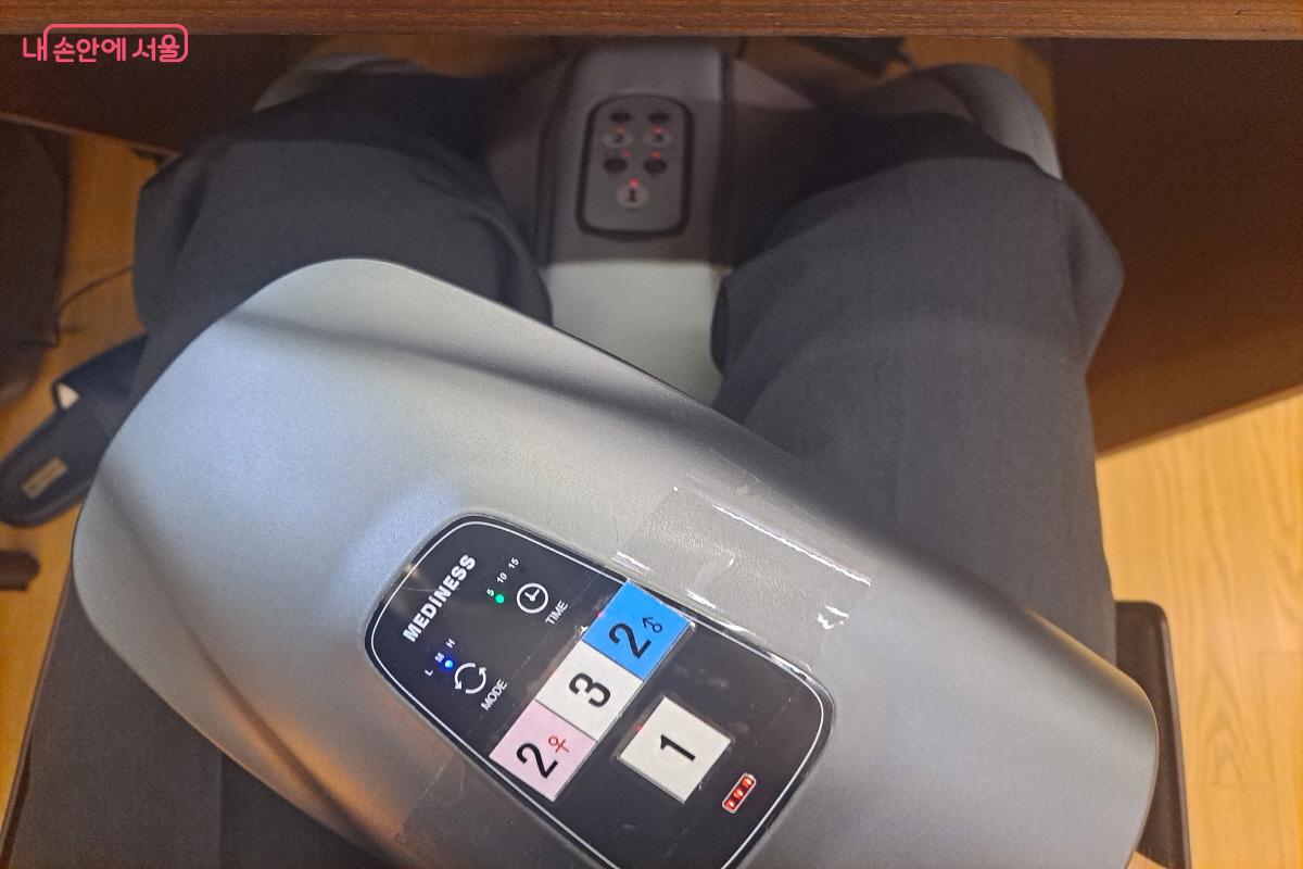 오일과 크림이 들어있는 손팩을 끼고 손 안마기와 발 안마기에서 지압을 받을 수 있다. ⓒ이영섭