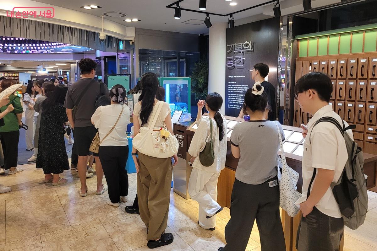 이벤트에 참여하고자 줄서있는 시민들 ©박미선