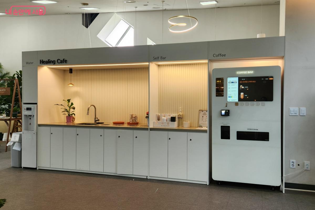 여러 가지 음료가 준비되었고, 셀프로 구입할 수 있다. ©김미선