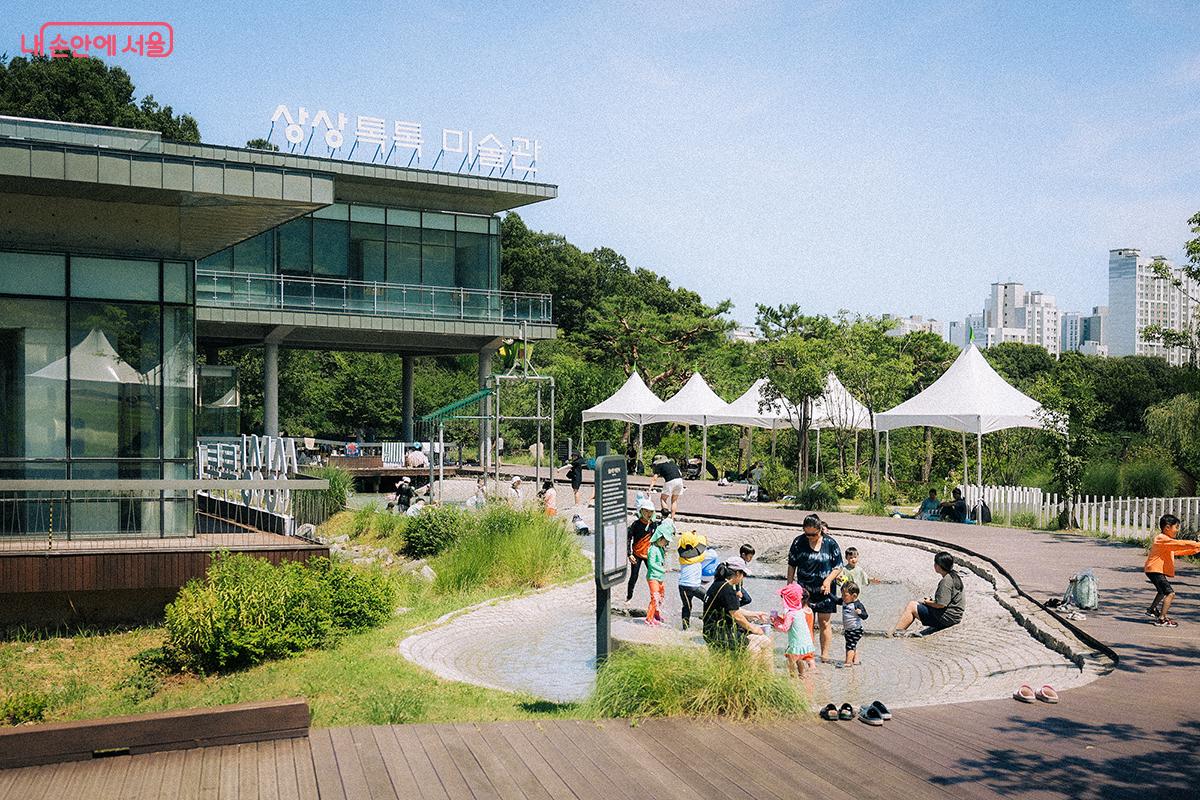 어린이들의 즐거운 웃음이 가득했던 상상톡톡 미술관 앞 물놀이장 ©김아름