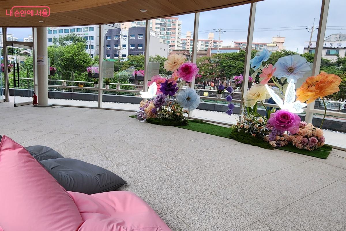 테라스 내부에 놓여있는 빈백에 앉아 여유로운 시간을 보낸다. ©김미선