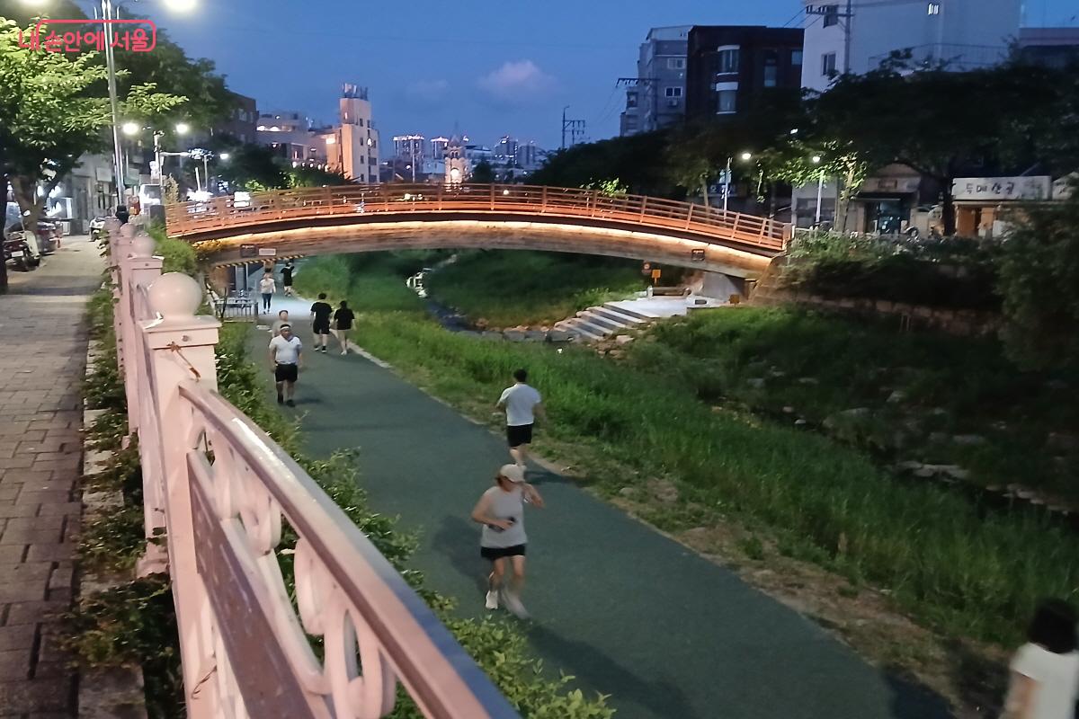 물소리 듣고 걸으며 기분 전환할 수 있는 성북천 &copy;최은영 