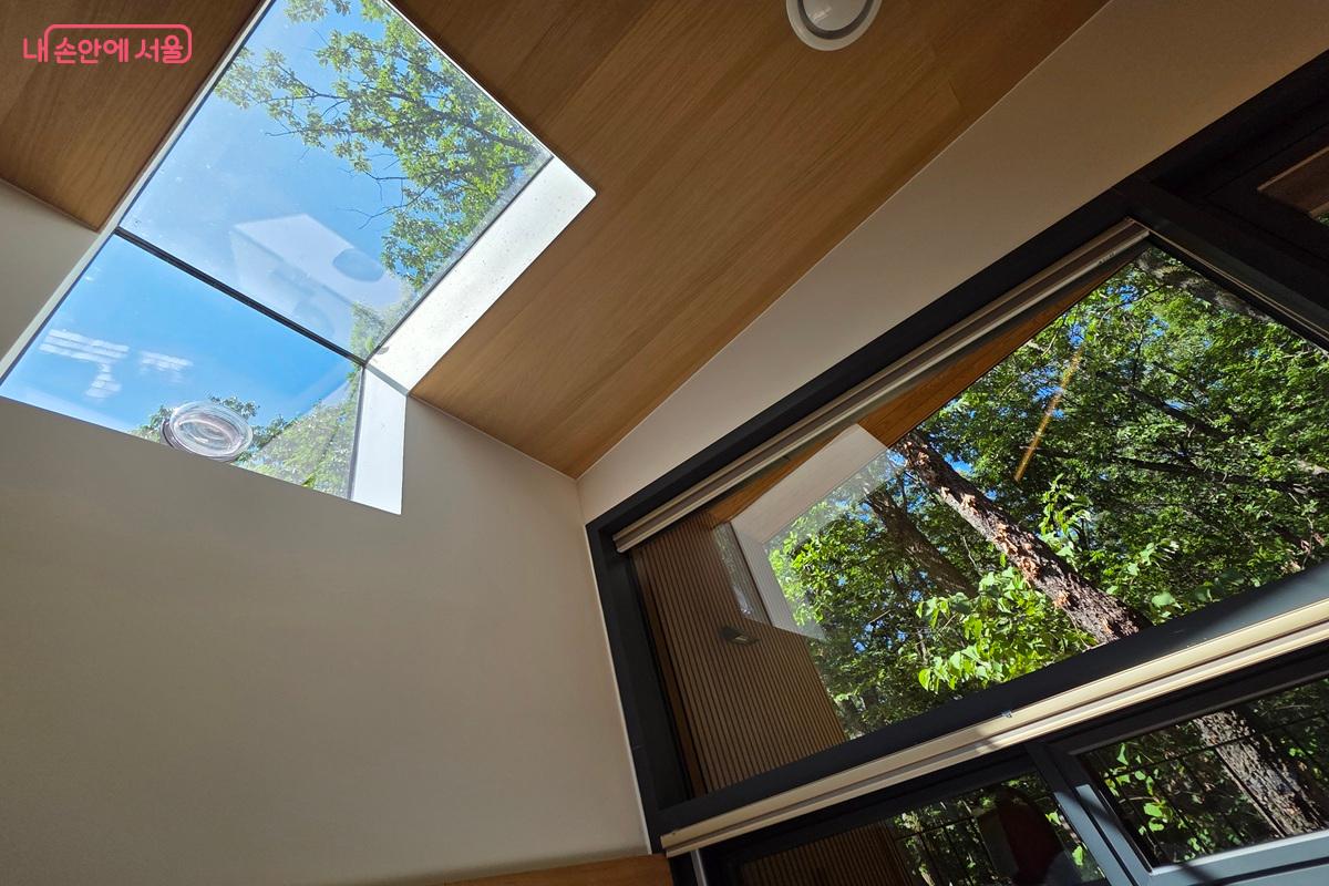 하늘이 보이는 천장이 있어 밤에는 별도 볼 수 있다. &copy;구정숙