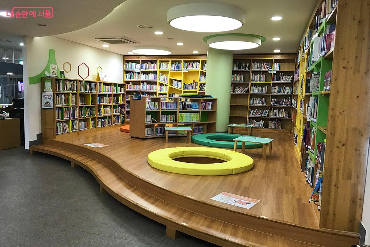 편하게 책을 볼 수 있는 청운문학도서관 열람실 ©이정민