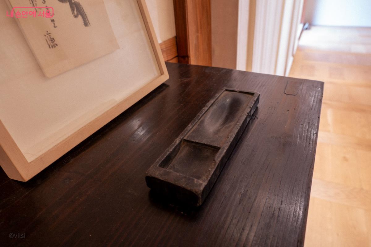 가옥 안채에 오래된 벼루 하나가 전시되어 있다. &copy;이진형