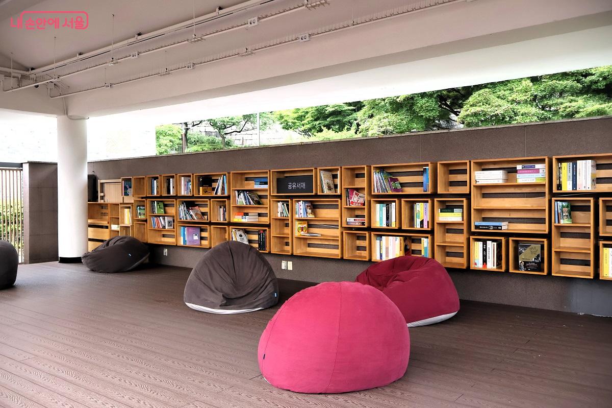 성곽 아래 도서관 옥외공간 한옥에서 자유롭게 책을 읽을 수 있는 공유서가 ©이봉덕