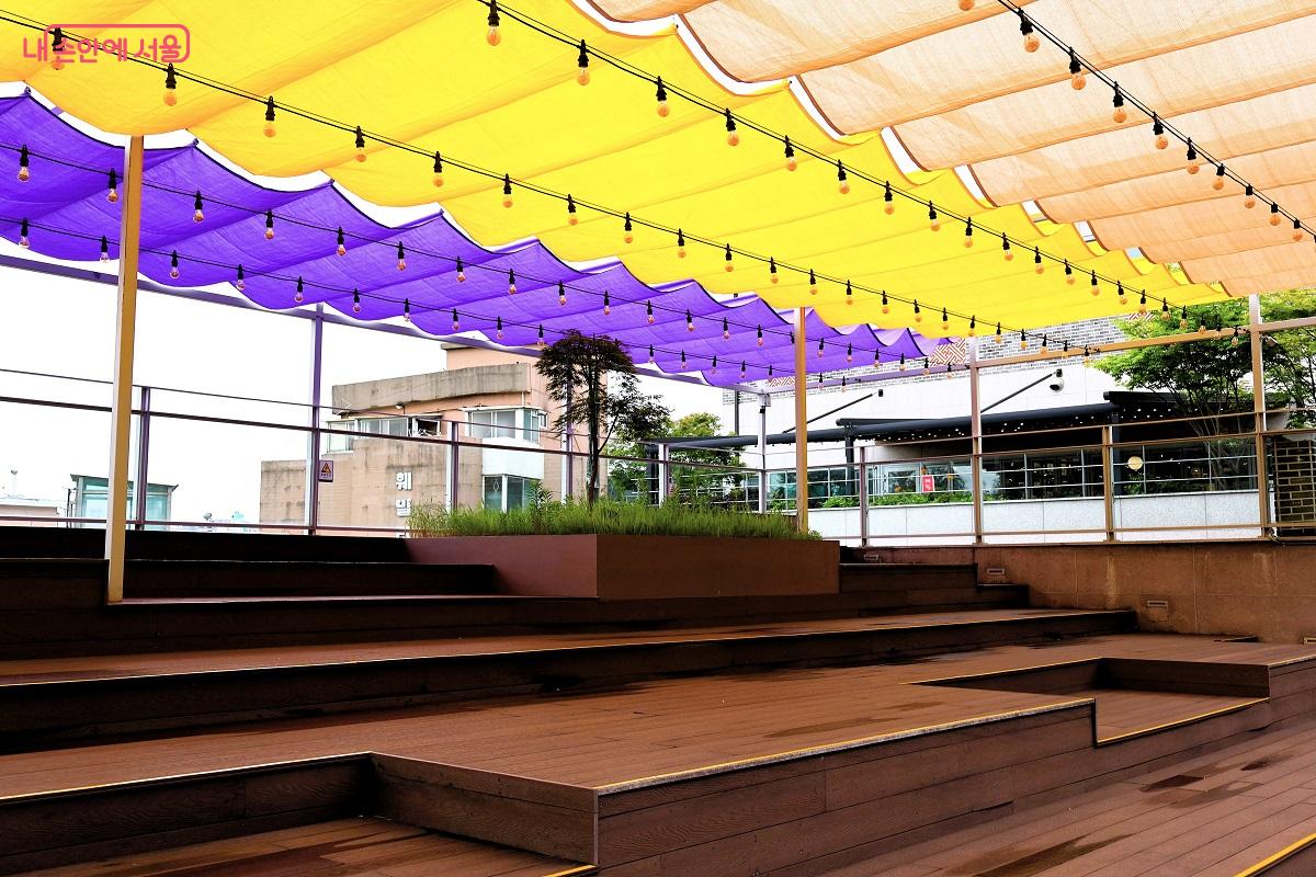 화사한 가림막으로 꾸민 야외 공연장 ©이봉덕