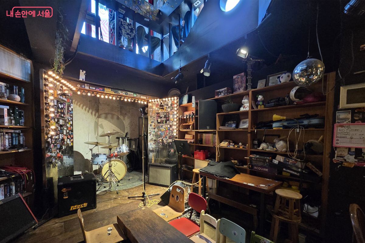 지하 1층 공연장. 1층에 앉아 뻥 뚫린 공간을 통해 내려다 볼 수 있도록 조성했다. ©장미화