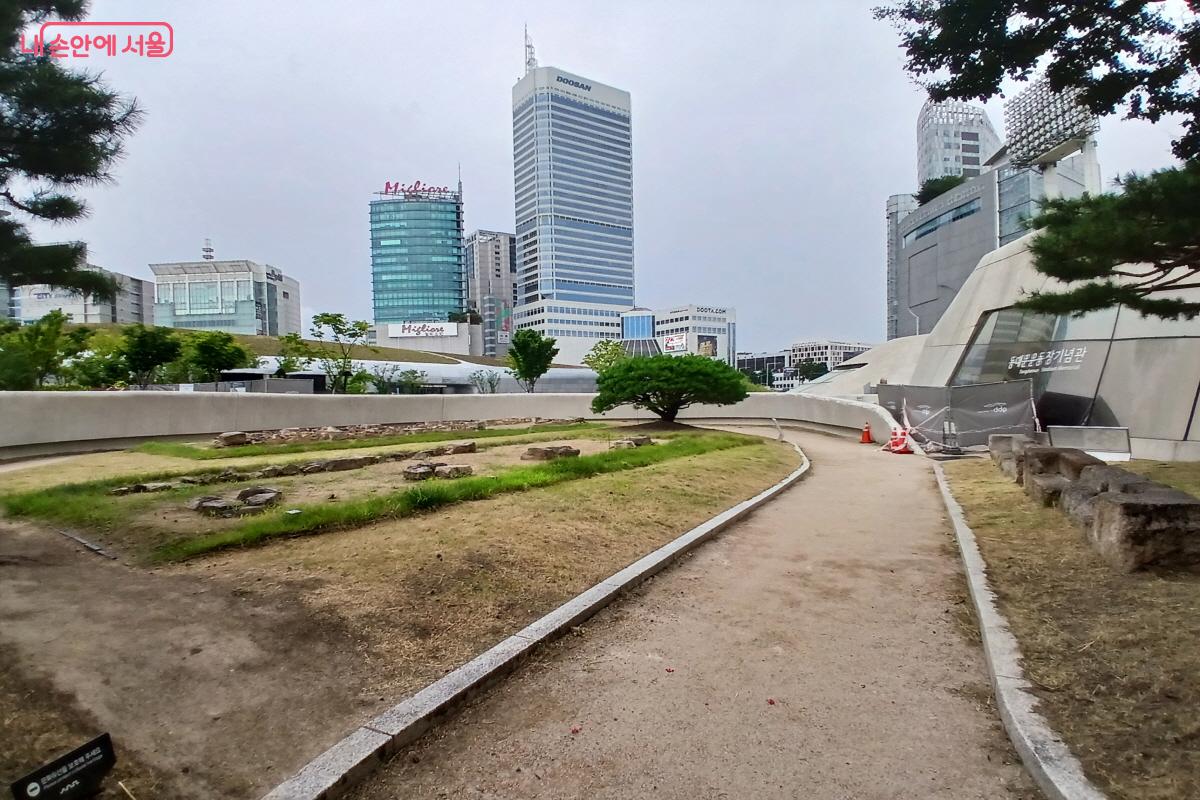 조선시대 유물 등을 보면서 산책하기 좋은 동대문역사문화공원 &copy;최은영 