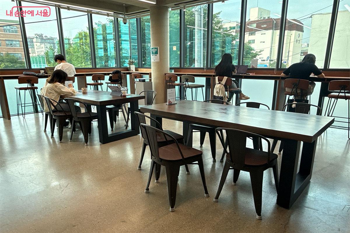 2층은 자유롭게 이용 할 수 있는 오픈 라운지가 있다. ⓒ송수아