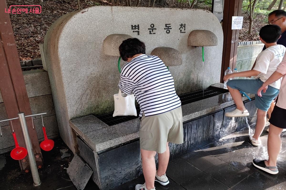 시원한 약수터를 겸하는 벽운동천 ©김병규 