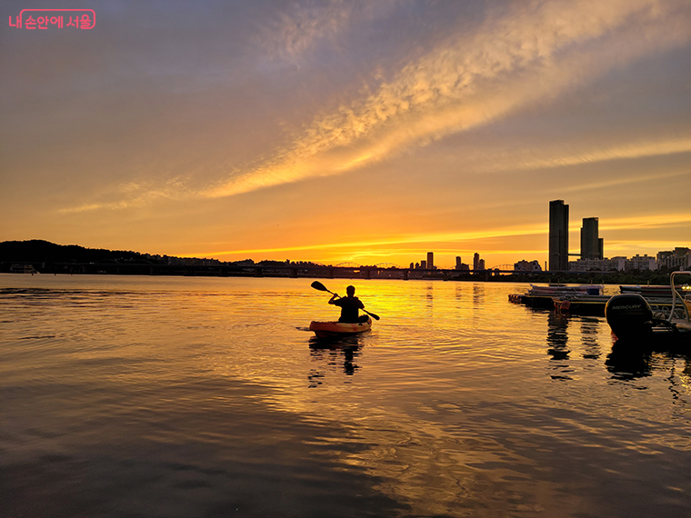 반포한강공원 일대에서 요트, 카약, 다이닝 체험 등을 할인 가격에 즐길 수 있다.