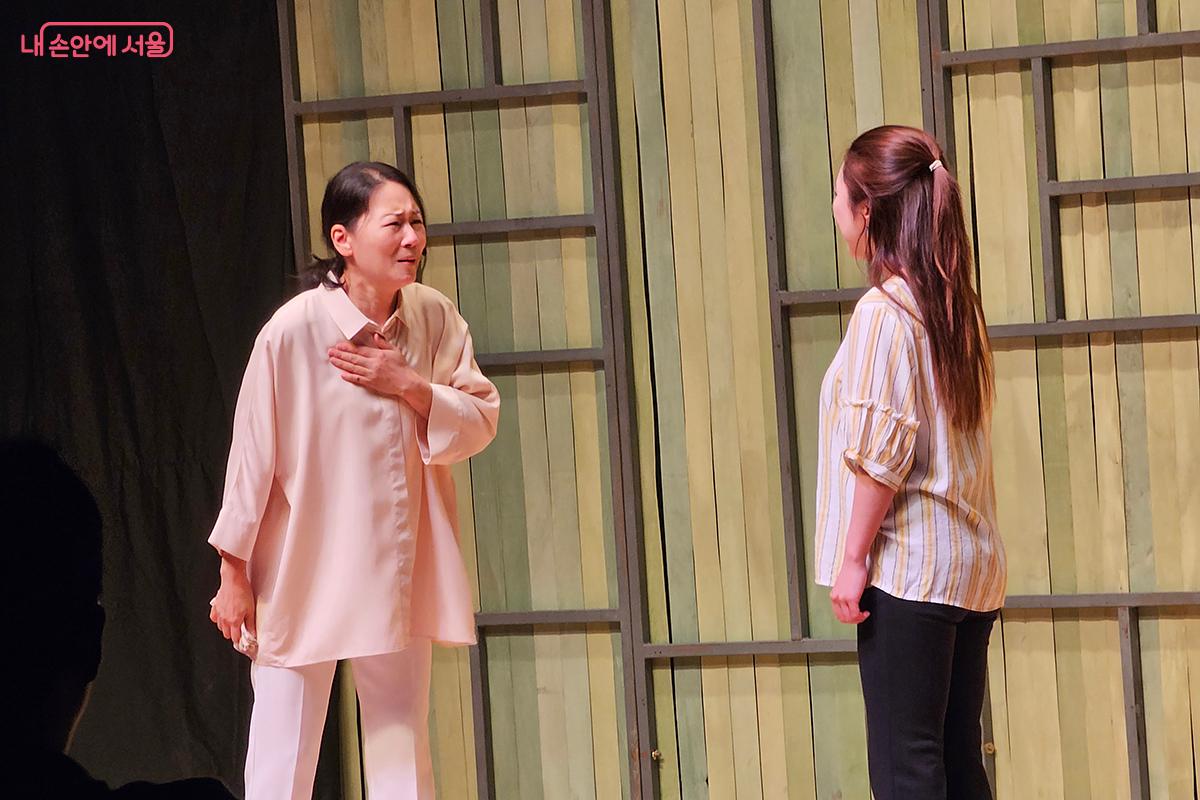 엄마를 부르지 못하는 탈북 여성의 속울음과 눈물 어린 정착 이야기가 이어진다. ©이혜숙