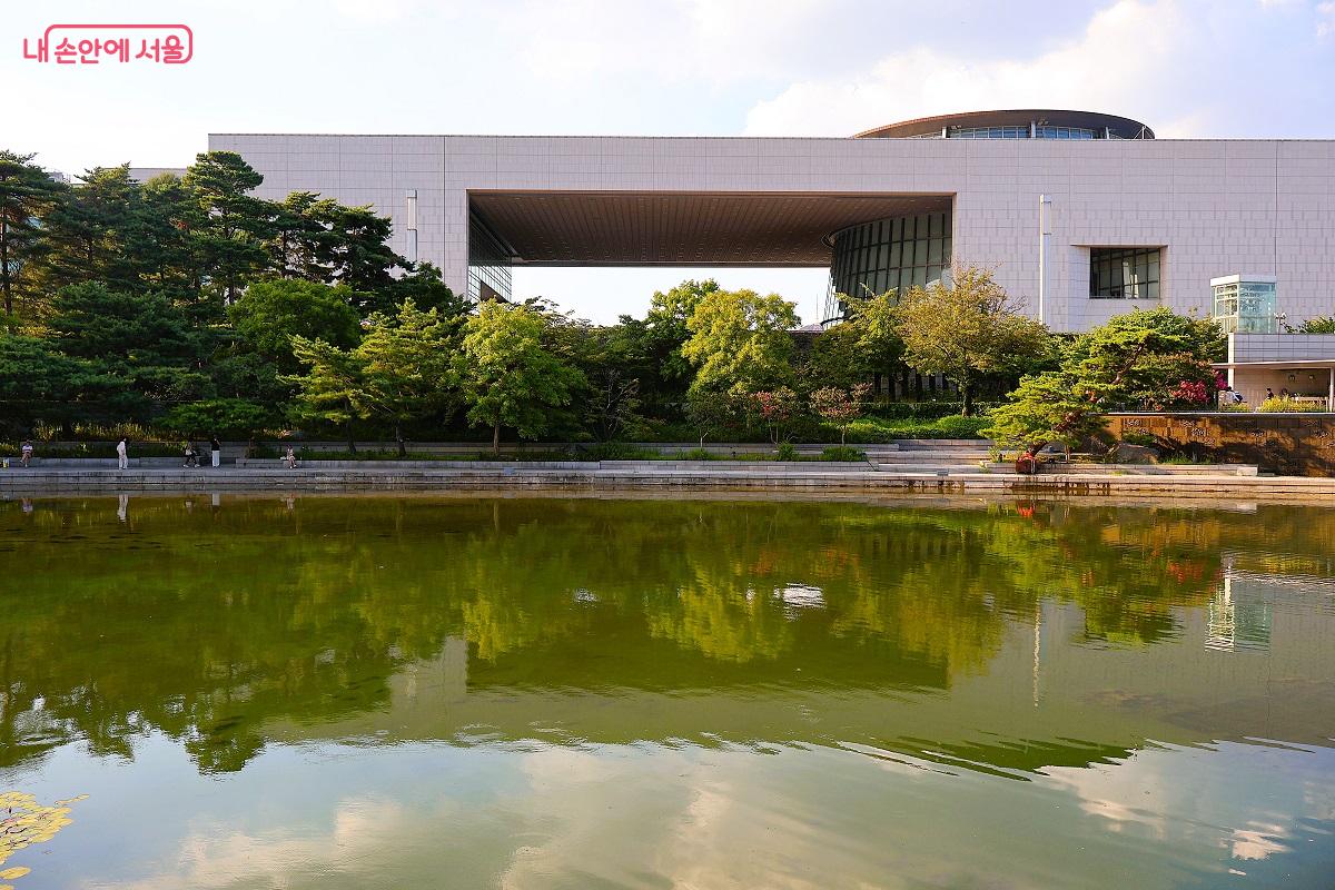  단순함의 매력을 가진 건물과 자연이 절묘한 조화를 이루고 있는 국립중앙박물관 전경 ©이봉덕