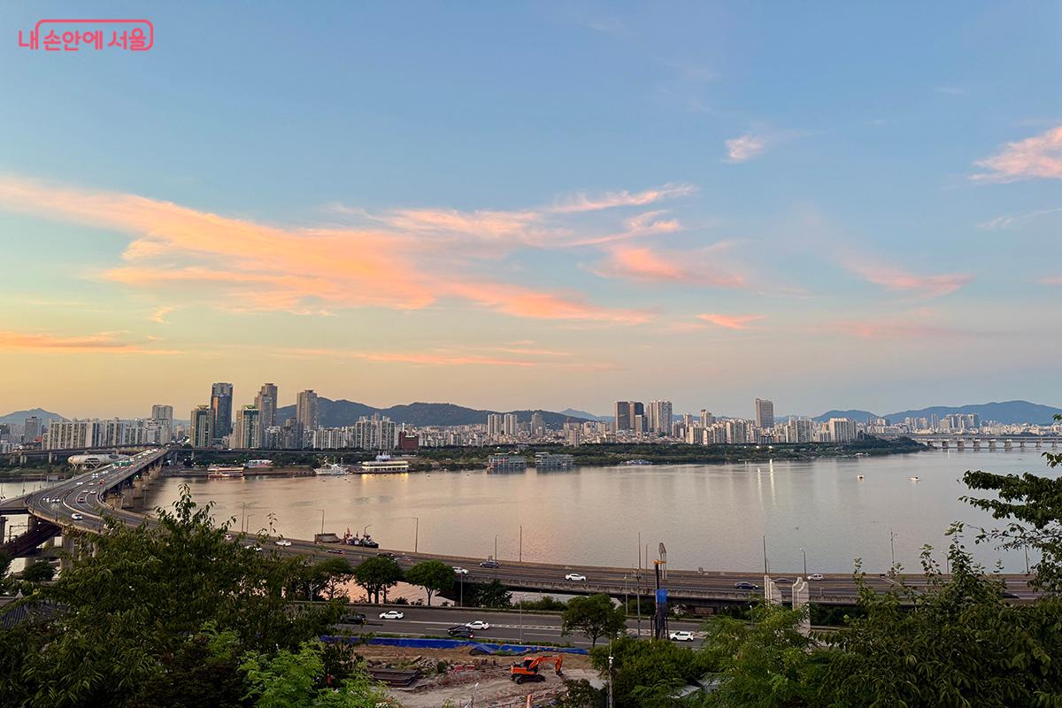 삼성해맞이공원에서 내려다보이는 한강과 도심 풍경 ©김미정