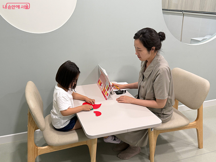 &lsquo;서울아이발달지원센터&rsquo;는 영유아에게 발달검사, 심화평가, 치료 연계까지 원스톱 지원한다. 