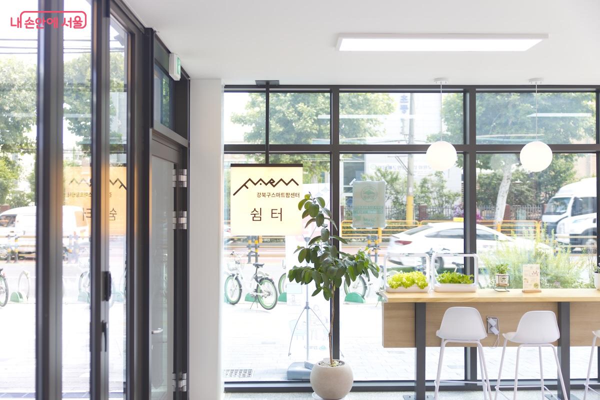 쉼터가 매우 넓게 형성되어 있어 쾌적하게 휴식을 취할 수 있는 구조다