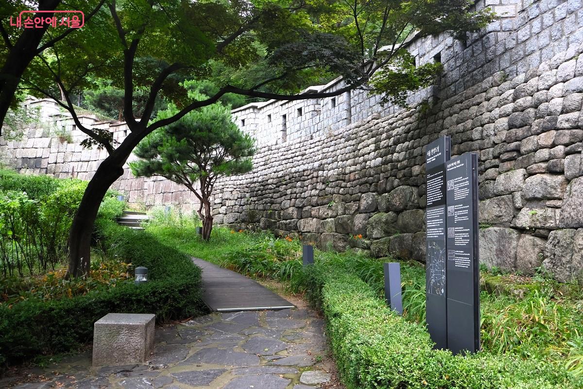 도서관 앞 공원, 성곽 아래에 자리한 성곽마당마을 ©이봉덕