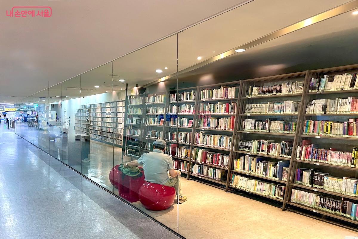 통유리로 되어 있어 충무로역사 내에서도 볼 수 있는 '오!재미동' 아카이브 내부 &copy;이종빈