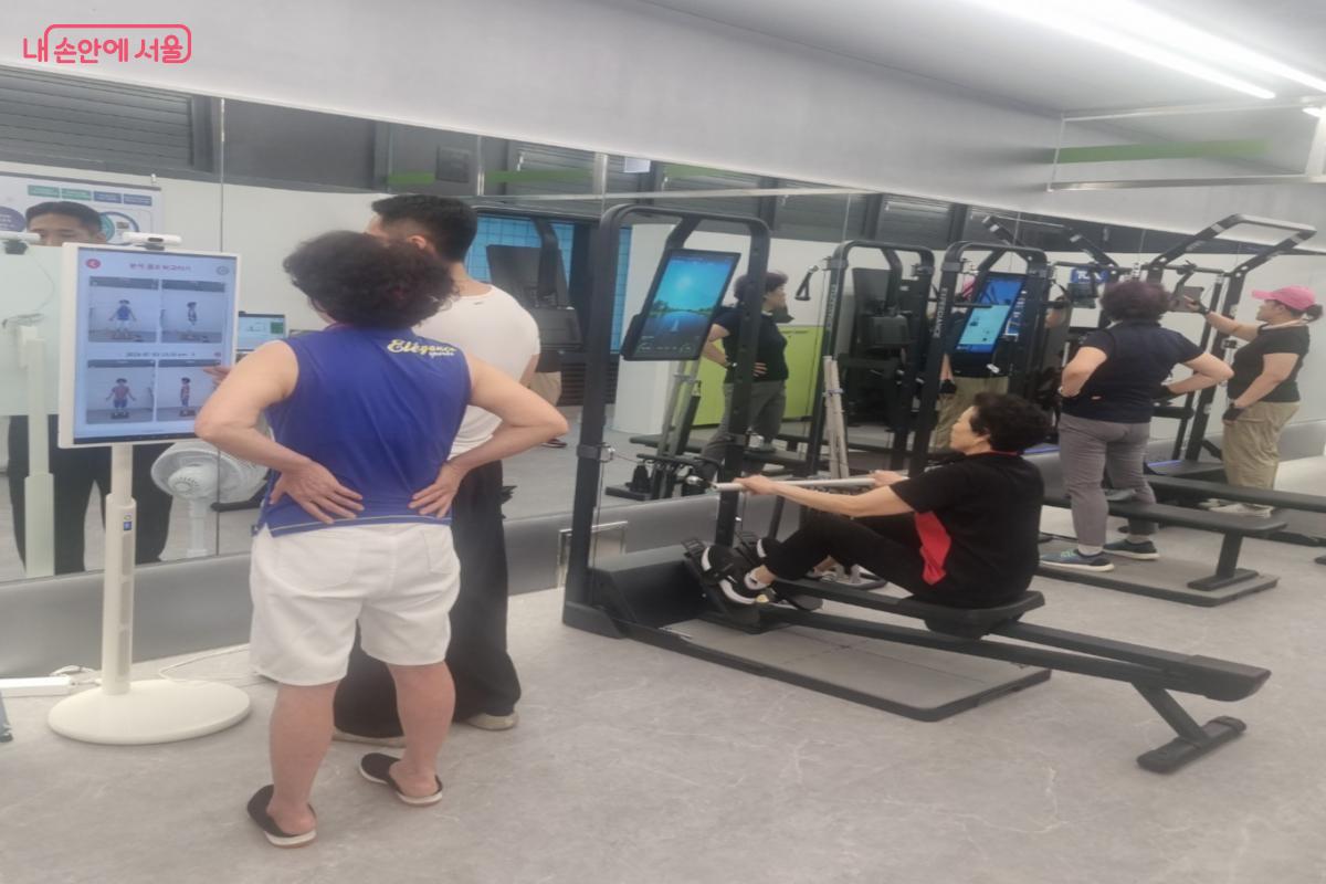 건강 데이터를 바탕으로 퍼스널핏 스튜디오에서 맞춤형 근력 운동을 할 수 있다. ©김윤경