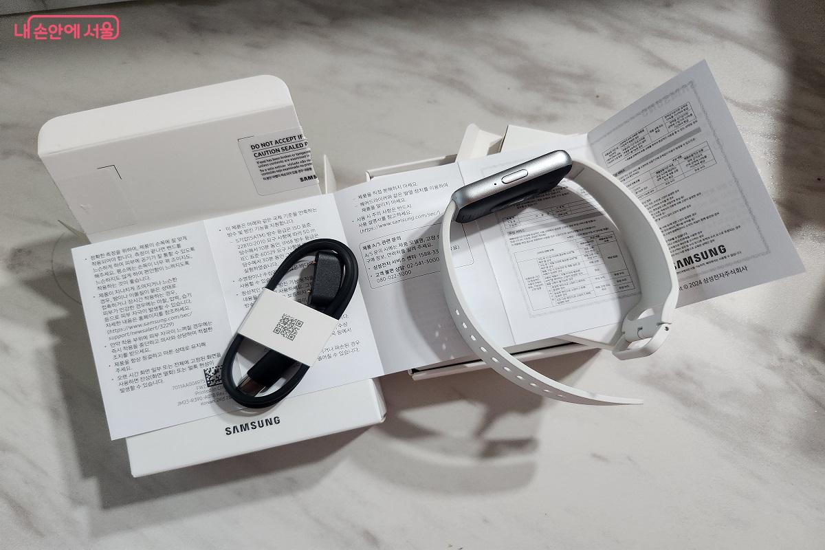 기기와 상자 안에는 충전기와 설명서가 동봉되어 있다. ©이소현 