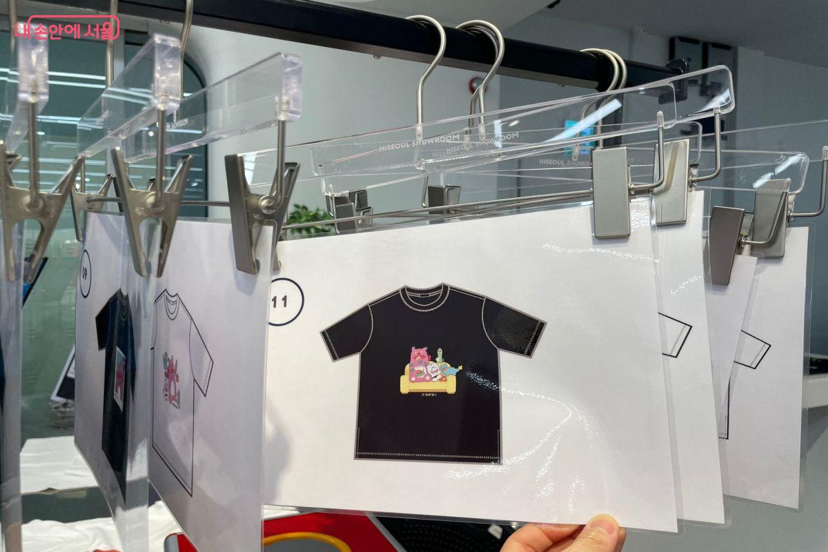 하루 2타임(1시, 4시) 티셔츠를 무료로 제공하며 원하는 도안으로 프린팅 해 준다. ©노윤지