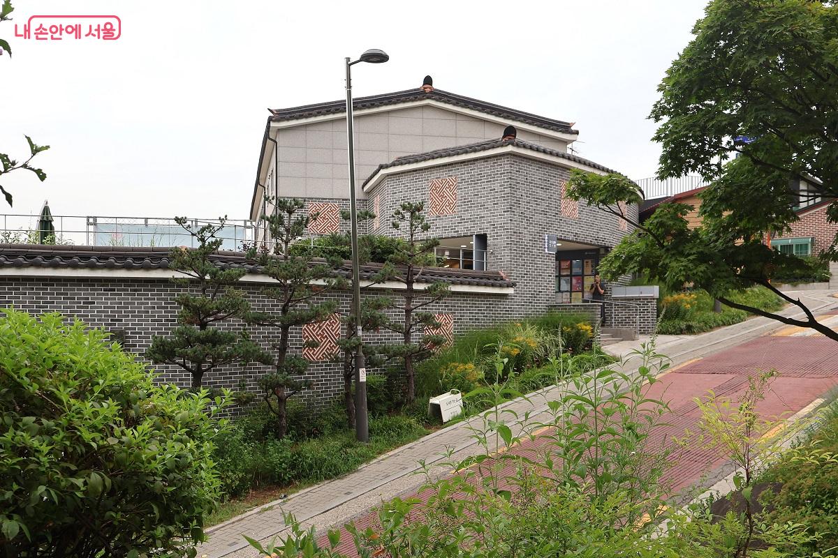 다산성곽길 너머에 자리한 다산성곽도서관 ©이봉덕