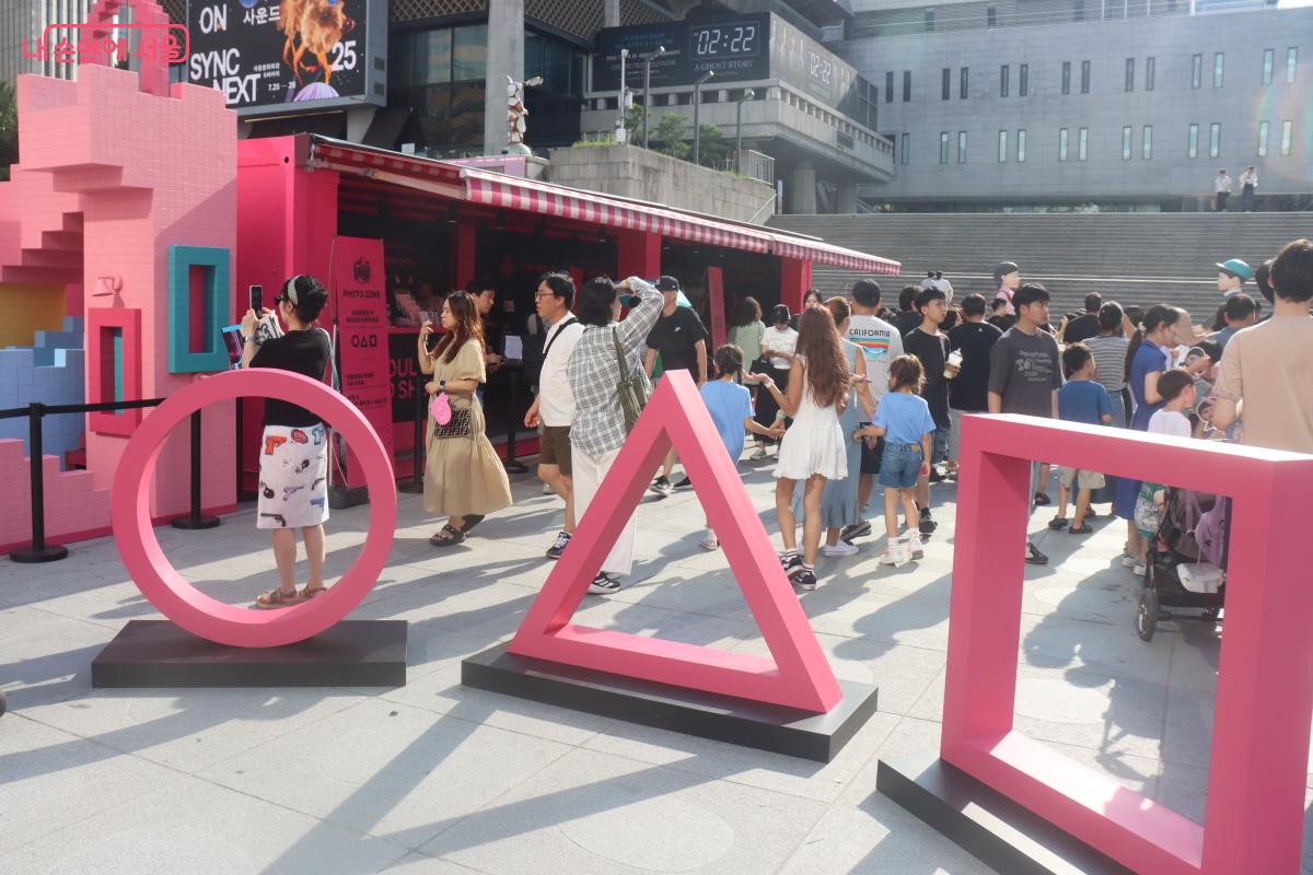 많은 관광객으로 붐볐던 광화문광장 ©조수연