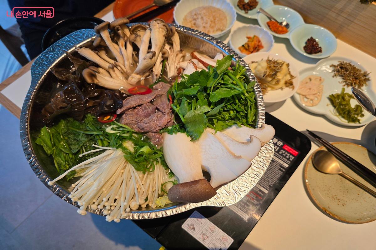 식당 '씨즌 서울' 저녁 메뉴로 나온 버섯전골 &copy;구정숙