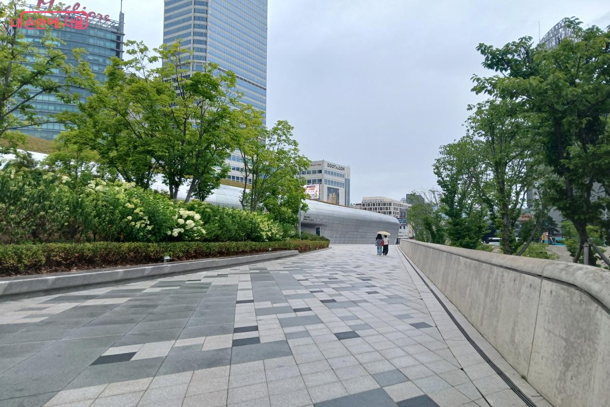 아트홀과 뮤지엄 등이 있는 DDP 건물 뒤에 자리하고 있는 동대문역사문화공원 &copy;최은영 