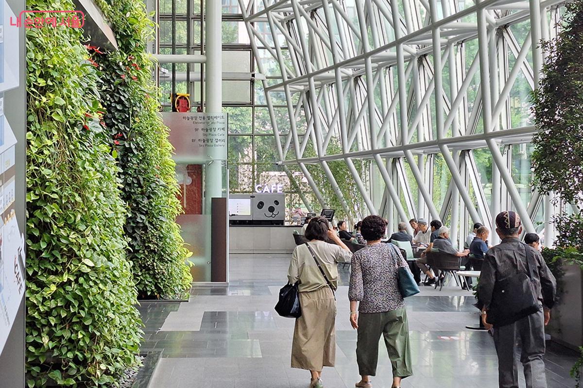 서울시청 로비에서 수준 높은 미디어아트를 무료로 관람할 수 있다는 점이 정말 좋았다. &copy;정향선