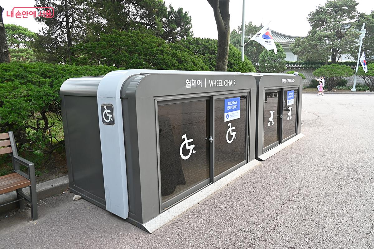 거동이 불편한 시민을 위한 휠체어와 유모차가 구비되어 있다. &copy;권주경