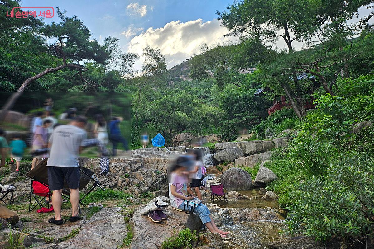 수성동 계곡에서 즐거운 시간을 보내고 있는 시민들 ©이정민
